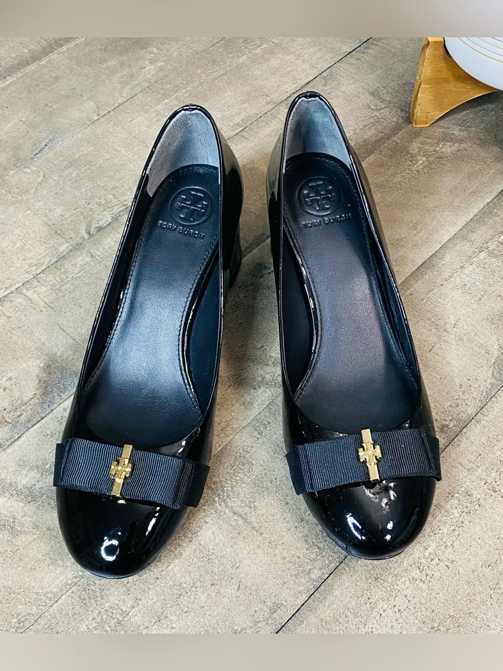 Tory Burch Black Patent Leather Trudy Block Heel Pumps Bow Gold Hardware Sz 7
